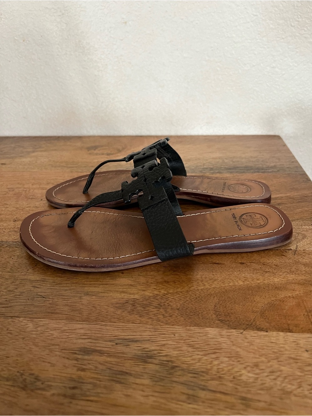 Tory Burch Black Leather Logo Thong Sandals with Brown Footbed - Picture 4 of 11